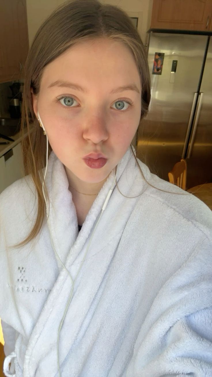 files/brunette_blueeyes_selfie_robe_morning_cleangirl_aesthetic.jpg